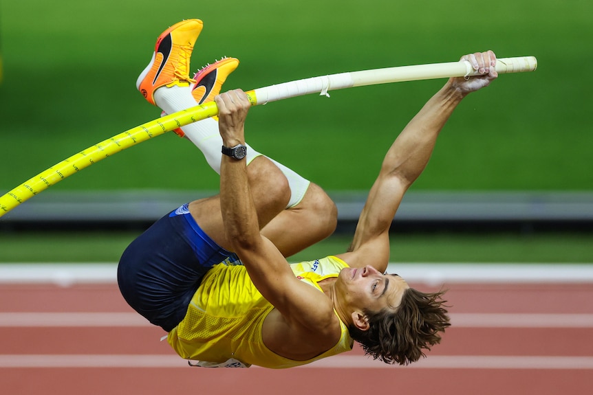 Pole vaulter Armand Duplantis dives from the floor in the pole vault final of the 2023 World Athletics Championships.