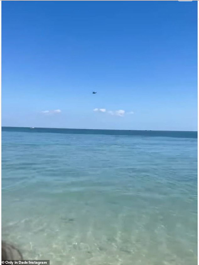 Bathers witnessed the dramatic helicopter crash; In the photo: a rescue helicopter flying over the sunken plane.