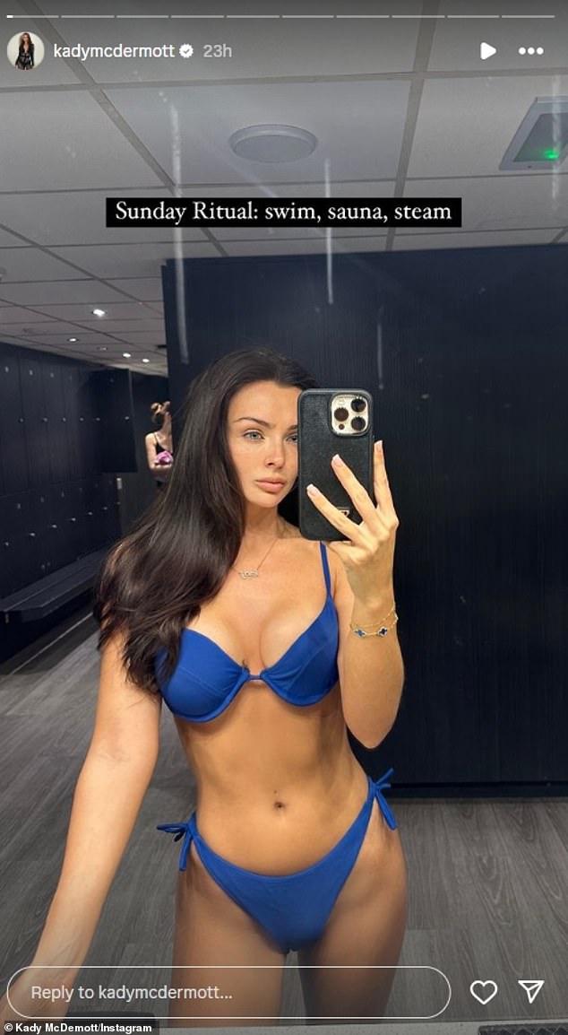 The Love Island alum, 28, showed off her abs as she captured herself in a mirror selfie for a carefree pamper session.