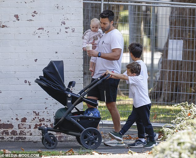 His growing children, who he shares with fashionista Nadia Bartel, came to the rescue and helped their father by pushing the empty stroller.