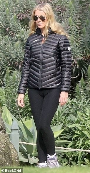 She stayed warm in a black puffer coat, which she took off before the end of the walk and tied around her waist.