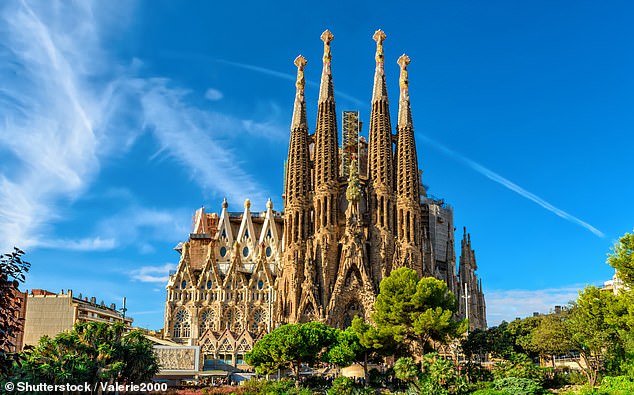 Walking through the streets of Barcelona offers visitors an experience that combines art, history and gastronomy. In the photo: The Sagrada Familia.