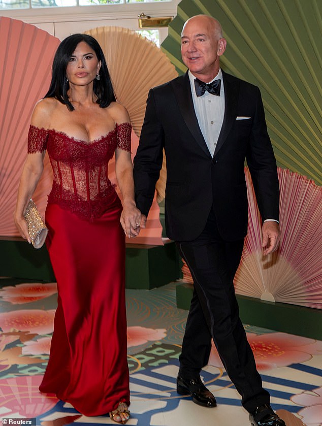 Photographers captured her and Jeff, 60, who opted for a simple black tuxedo, arriving at the dinner hand in hand.