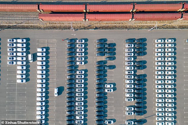 Chinese automakers like BYD and Geely are on track to dominate the global electric vehicle market. In the photo: Chinese vehicles will be transported to Europe by freight train