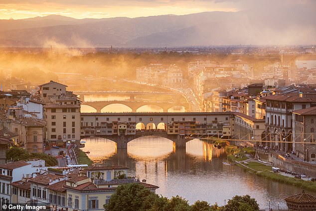 Much of the work will be carried out from a pontoon located under the Ponte Vecchio during the spring and summer, when the waters of the Arno are calmer.