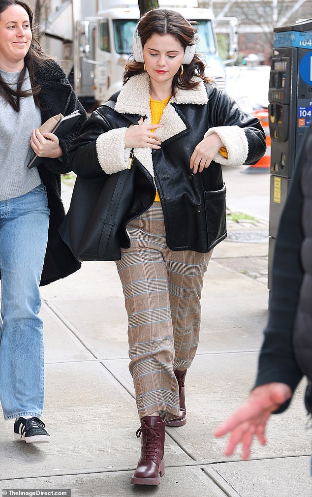 Selena Gomez, who plays artist Mabel Mora, was previously seen on set wearing a black shearling jacket over a yellow sweater with gold hoops.