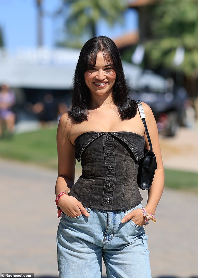 Carrying a black Gucci bag, Shanina showed off her new hairstyle which consists of long curtain bangs to shape her face.