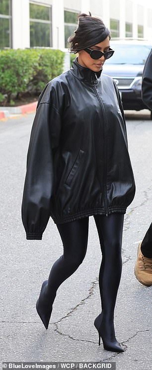 She added an oversized black leather jacket, with a high collar and the name and logo of the fashion house on one side.