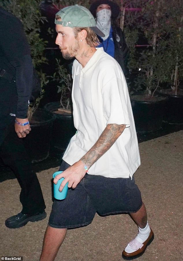 Bieber completed his look for the night with a two-tone cap, white socks and tricolor loafers.