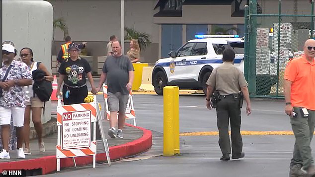 The bus driver, a 57-year-old man, had just dropped off a group of customers at Honolulu's Pier 2 terminal on Friday morning and exited his vehicle. He mistakenly pressed the accelerator pedal instead of the brakes. In the image: passengers and police authorities at the scene.