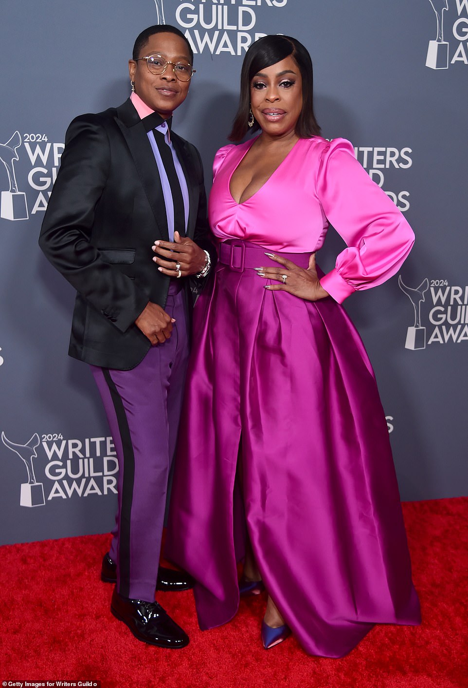 Accompanied by her wife Jessica Betts, Niecy exuded movie star glamor in a stunning outfit embellished with two-tone colors.