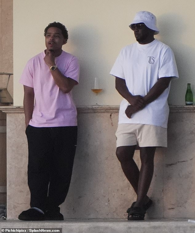 With a casual figure in a T-shirt and shorts, Diddy appeared in a very good mood.