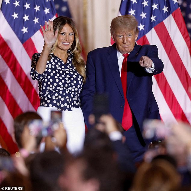Trump takes the stage with Melania, after announcing that he will run again for president of the United States in the 2024 elections