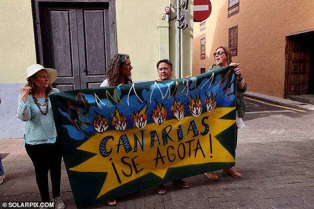 Half a dozen Canarians began an 'indefinite' hunger strike this Friday next to a church in the town of La Laguna, in the north of Tenerife. They are all members of a platform called Canarias Se Agota, which literally translates into English as 'The Canary Islands are exhausted'.