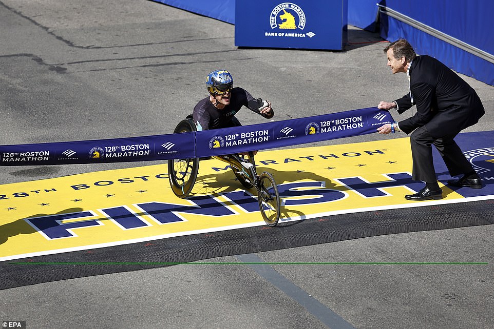 Swiss Marcel Hug achieved his sixth victory in the men's wheelchair race, in record time