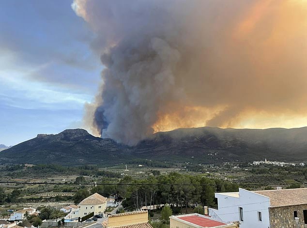 The fire started on Sunday near Tárbena, in the Valencia region, when temperatures reached 30 degrees Celsius, an unusually high temperature for the season.