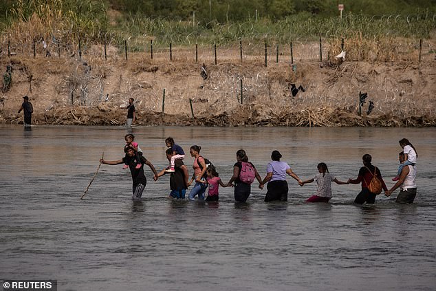 Migrants cross the dangerous Rio Grande, the river that separates the United States and Mexico
