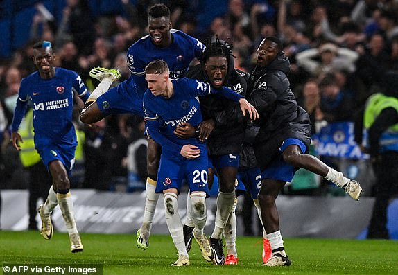 Chelsea's English midfielder #20 Cole Palmer (C) celebrates with his teammates after scoring his team's fourth and winning goal during the English Premier League football match between Chelsea and Manchester United at Stamford Bridge in London on April 4, 2024. (Photo by Glyn KIRK / AFP) / RESTRICTED TO EDITORIAL USE. Cannot be used with audio, video, data, match lists, club/league logos or services 