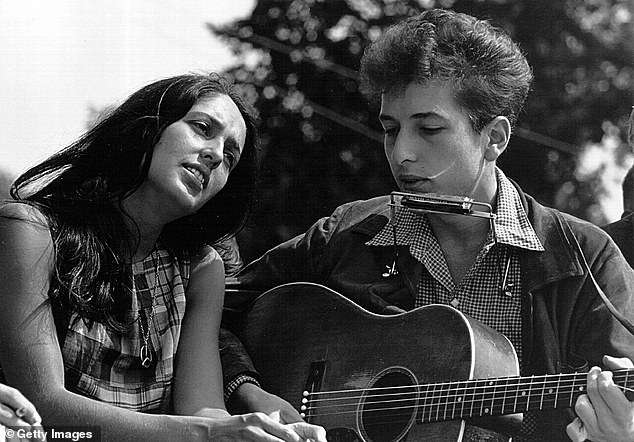 Bob Dylan photographed with Joan Baez on August 28, 1963 in Washington DC