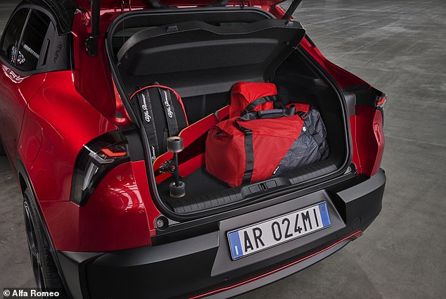 The electric Junior promises to be practical for a small car: the trunk is the largest of any electric vehicle in its class, with a cargo capacity of 400 liters.