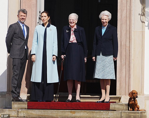 Queen Mary and King Frederick, Queen Margaret and her sister Princess Benedikte posed today in front of Fredensborg Castle alongside Margrethe's beloved dachshund, Tilia.