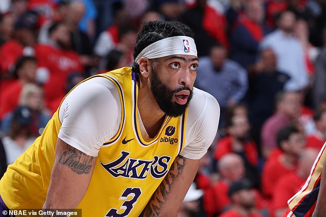 Lakers center Anthony Davis achieved a double-double with 20 points and 15 rebounds.