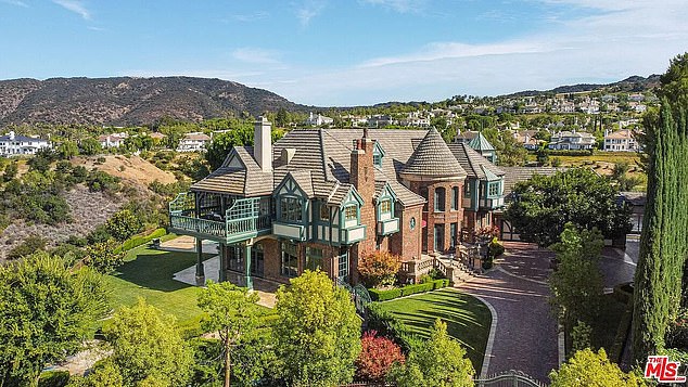 A stunning mansion inside a gated estate in the affluent Los Angeles suburb of Tarzana has dropped $2.9 million, from $17.9 million in July 2023 to its current price of $15 million, according to listings. .