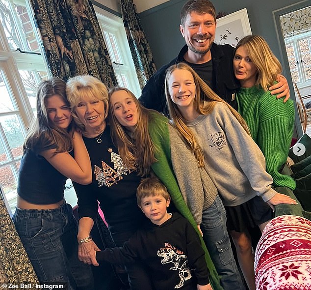 On social media, Zoe shared a photo of her mother surrounded by family.