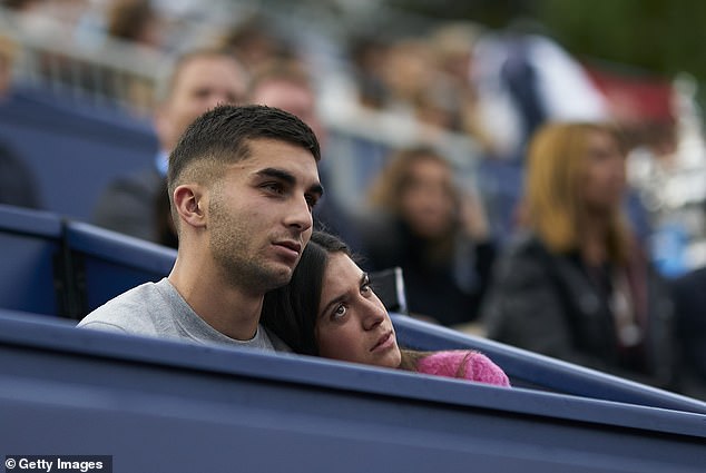 Sira rests her head on Torres' shoulder as they watch the Barcelona Open 2022 action