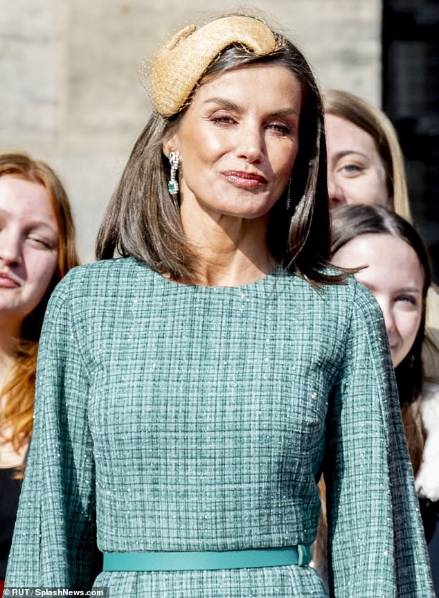 Letizia opted for simple makeup for the occasion, revealing her natural beauty and tanned complexion.