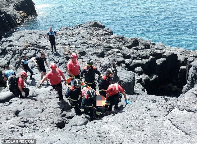 The victim was taken on a stretcher from the El Tancón sea cave in Puerto Santiago, in the north of Tenerife.