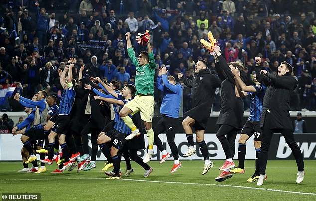The Atalanta players greeted the public who had created an excellent atmosphere