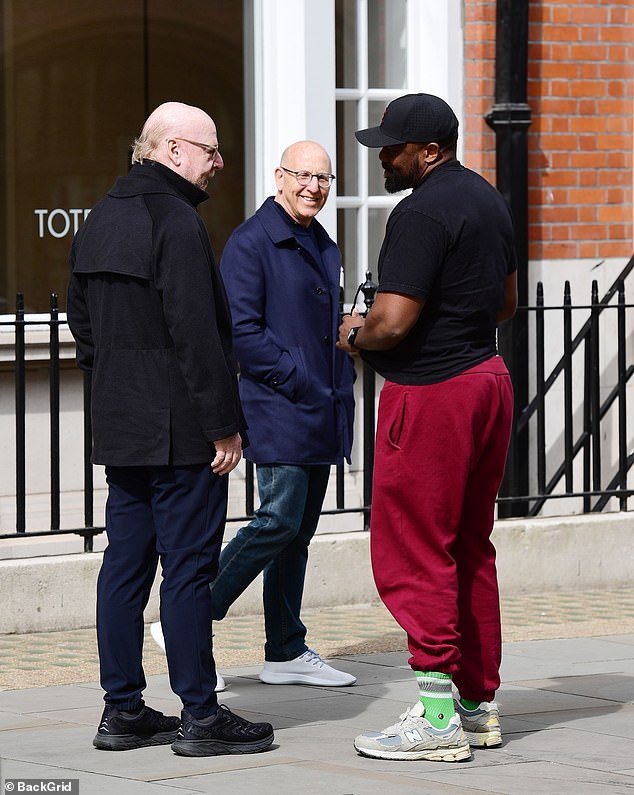 During their walk they met Derek Chisora ​​who spoke with the two owners for several moments.