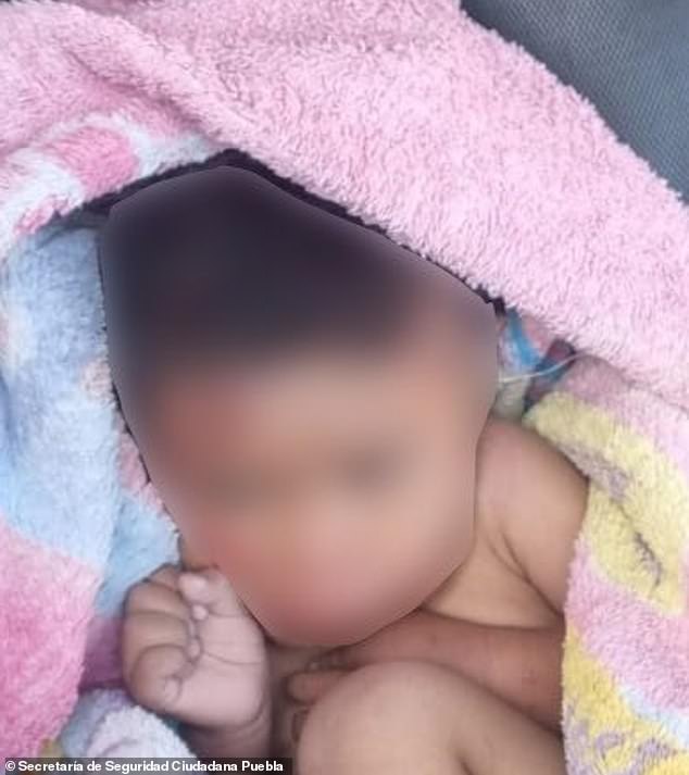 A two-year-old boy was found this Tuesday inside a suitcase in the Puebla neighborhood of La Loma after a neighbor heard the child's cries.