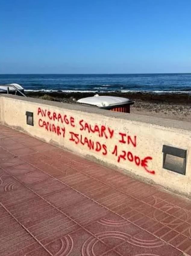 Graffiti in the south of Tenerife highlights the low monthly salary of workers in the popular tourist spot in the Canary Islands