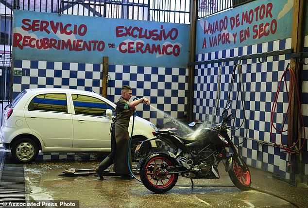 The mayor of Bogotá, Carlos Galán, presented on Monday a plan to curb water use in the city of 8 million inhabitants. Residents found washing their cars on the streets can be fined up to $300.