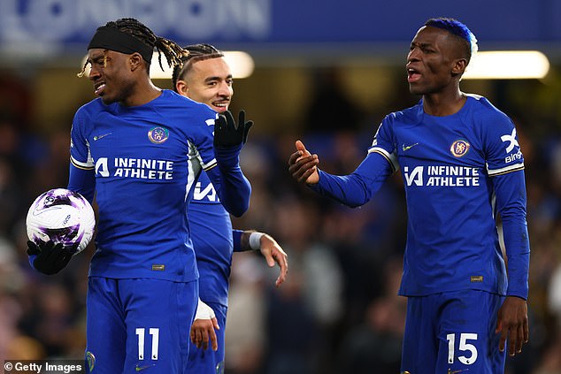 Chelsea players Nicolas Jackson (right) and Noni Madueke (left) argued over who would take the penalty.