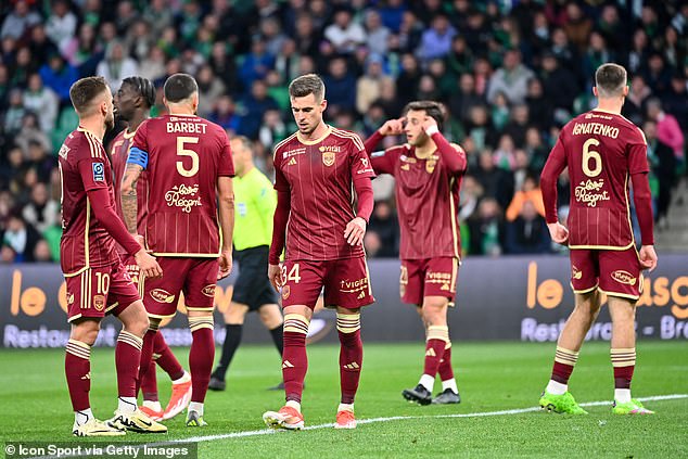 Bordeaux were defeated 2-1 by St Etienne in a dramatic match at the Stade Geoffroy-Guichard