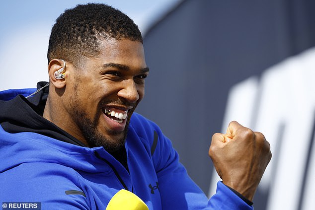 Heavyweight boxer Anthony Joshua was also present at the start of the marathon.