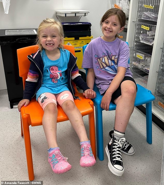The young woman urgently needed a bone marrow transplant and after a series of tests it was discovered that her little sister Mabel, five years old, was the perfect match. The sisters appear at the hospital together.