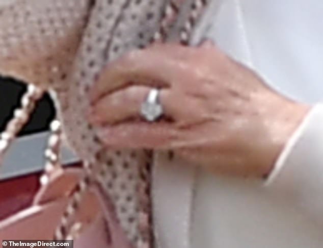 A closer view of Melinda's ring finger gives an idea of ​​the size of the diamond.