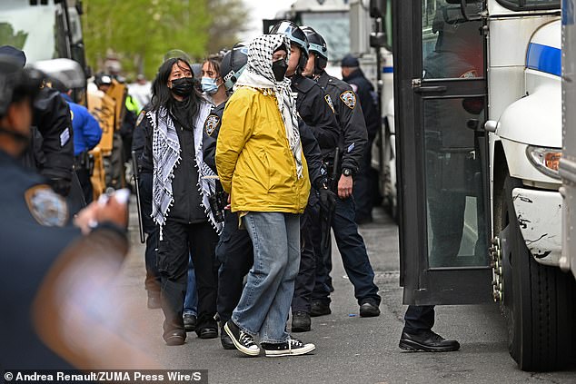 Buses full of protesters were expelled as students insulted New York police officers.