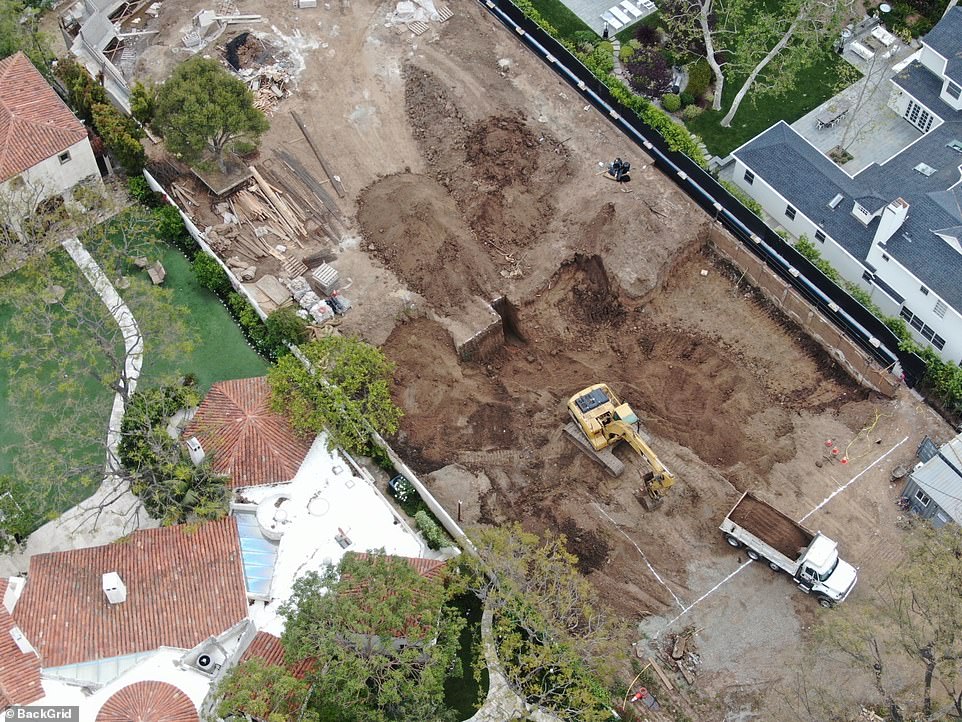 In images of the construction site, there is no trace of the Zimmerman House, designed by Los Angeles-based modernist architect Craig Ellwood.
