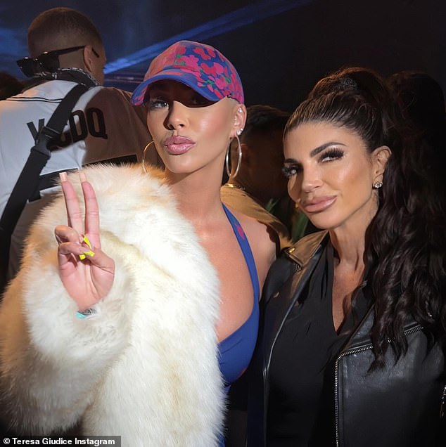 Model Amber Rose flashes peace sign in photo with RHONJ cast member