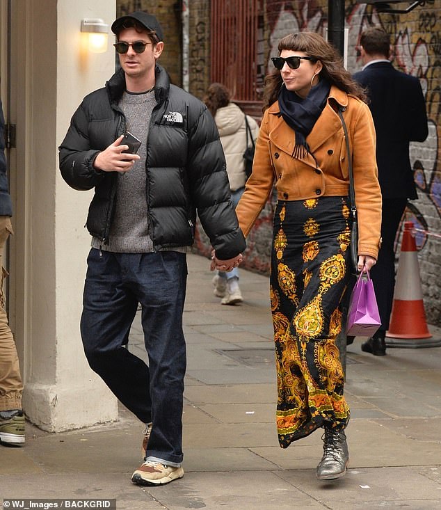 On Monday, the couple looked cozy again as they toured central London amid their blossoming romance.