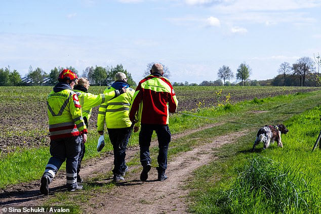Emergency services with a sniffer dog race along a dirt road in Elm, Lower Saxony, frantically searching for Arian