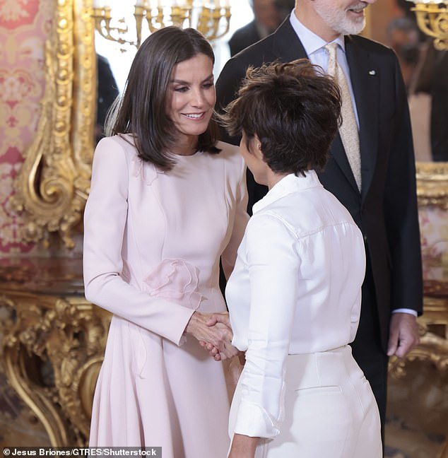 Queen Letizia greeted Sonsoles Onega at the Cervantes Prize for Spanish and Ibero-American Letters