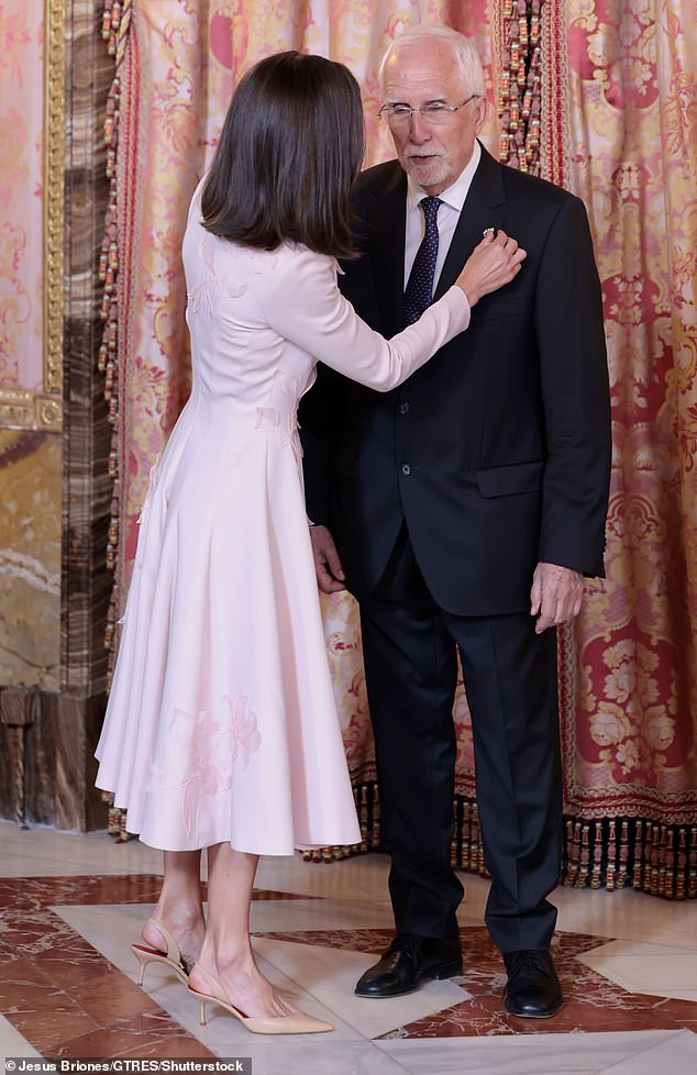 Letizia presented a brooch to author Luis Mateo Díaz while they attended the reception