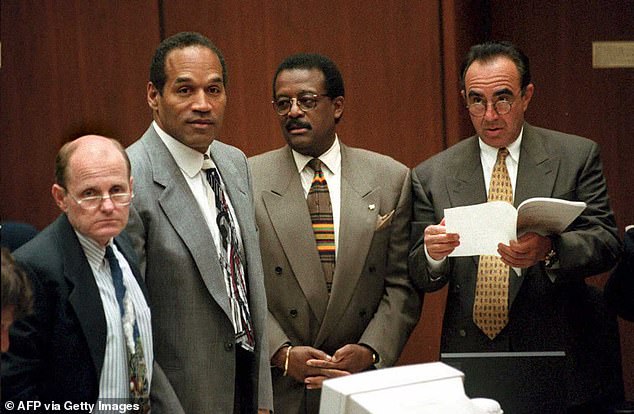 Jurors were not allowed to watch television, read newspapers, or make calls to hotel phones, and required a security guard to leave the hotel;  Simpson with (L¿R) Robert Blasier, Johnnie Cochran Jr. and Robert Shapiro in 1995