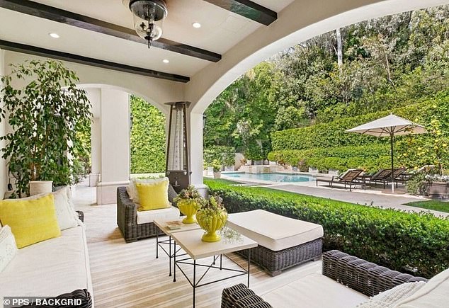 1714026695 262 Sofia Vergara finally sells Beverly Hills mansion for 137million after